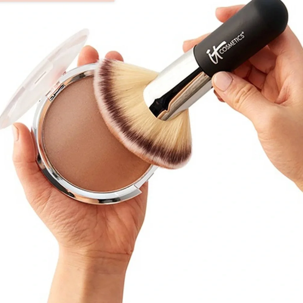 NWT It Cosmetics Heavenly Luxe Mega Fan Brush, #9 - Picture 2 of 5
